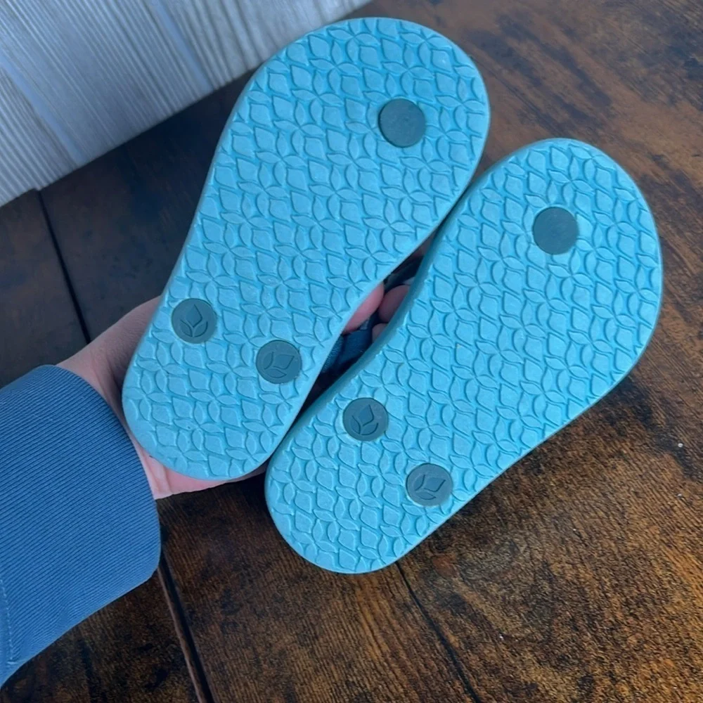Kids Reef Glitter flip flop sandals size 5/6 blue